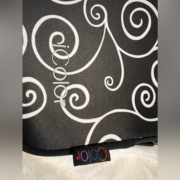 Icolor 8x10 inch black & white print neoprene tablet/laptop case - Picture 6 of 7